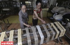 冯舍村艺人用藕丝织布   推出特色产品