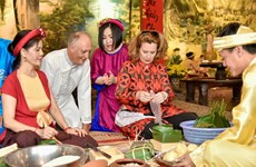 组图：国际朋友对越南传统春节和包粽子习惯颇感兴趣