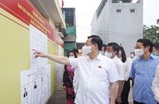 组图：越南国会主席王廷惠视察宣光省换届选举准备工作