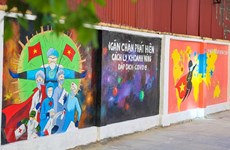 组图：抗击新冠肺炎疫情的河内市壁画街吸引行人关注