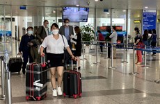 组图：越南全面恢复国际旅游第一天   首个国际商业航班抵达内排国际机场