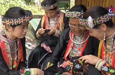 安沛省红瑶族同胞致力于保护传统服装文化