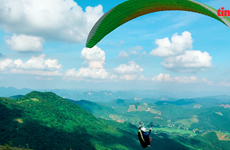 组图：高空滑翔  欣赏和平省山区云海