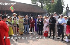 国际友人在唐林古村亲自体验越南传统春节空间