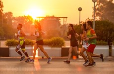 组图：一万名运动员报名参加2022年兴旺银行河内马拉松赛