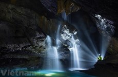组图：探索上百万岁洞穴中的美丽瀑布