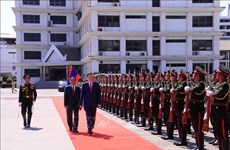 越南公安部长苏林访问老挝期间与旅老越侨会面