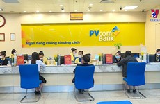 越南各家银行鼓励线上办理业务