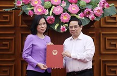 组图：越南政府总理范明政向越通社社长武越庄颁发任命书