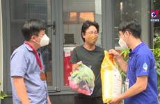 胡志明市为疫情中陷入困境的外国人提供援助