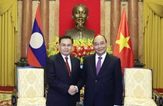 越南国家主席阮春福会见老挝国会主席赛宋蓬•丰威汉