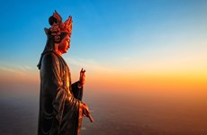 组图：坐落在西宁省黑婆山峰上的亚洲最高佛铜像