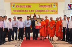 阮春福赴高棉族南传佛教学院开展传统新年走访慰问活动