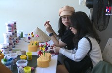 越南大学生在澳大利亚介绍传统文化