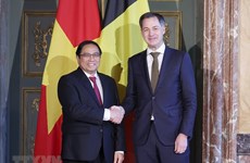 越南政府总理范明政与比利时首相德克罗举行会谈