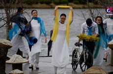 林同省大叻市春香湖面上的宝禄丝绸服装秀
