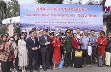 中国首批游客通过老街省国际口岸入境越南