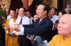 武文赏主席祝福越南佛教教会的诸位教职、曾妮、佛子和信徒