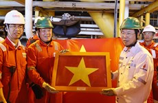 国家主席春节之际走访慰问石油钻井平台上的劳动者