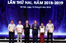 越南政府总理阮春富出席第二届“媒体与反腐败、反浪费斗争全国新闻奖”颁奖仪式（组图）