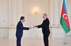 越南驻俄罗斯兼阿塞拜疆大使邓明魁向阿塞拜疆总统递交国书