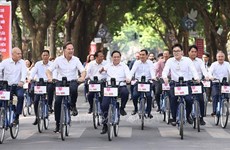 越南政府总理范明政与荷兰首相马克·吕特秋日骑行漫游河内