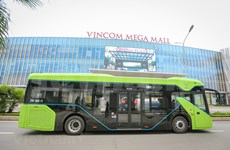 VinBus电动公交车在河内街上试运营