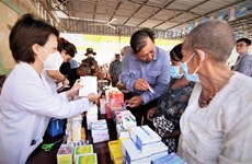 越南志愿医生为柬埔寨人民提供免费看病治疗服务