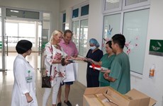 英国两名新冠肺炎患者重回越南感谢医护人员