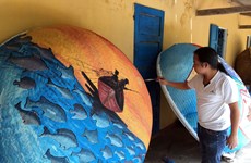 越南画家在竹篮船上创造颇具独特风格的绘画作品（组图）