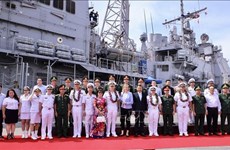 美国海军舰艇编队访问越南岘港市