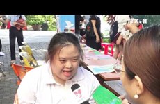岘港市残疾儿童将自己梦想画在奥黛上 