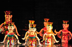 越南水上木偶戏吸引外国游客的眼球
