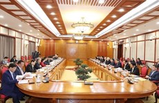 第十三届越共中央政治局召开第一次会议