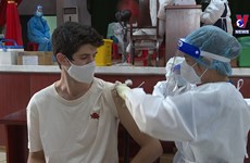 岘港市为外国人和侨胞接种新冠疫苗
