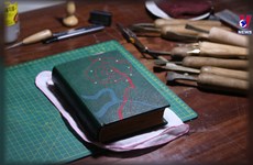 越南年轻手工书籍装帧工匠给破旧书籍换上华丽新衣