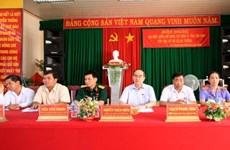 越南祖国阵线中央委员会主席阮善仁会见茶荣省选民