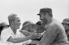 旅居墨西哥越南人吊唁古巴革命领袖菲德尔•卡斯特罗