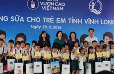 越南国家副主席邓氏玉盛参加向永隆省儿童赠送牛奶活动