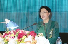 越南国会主席阮氏金银与芹苴市第九军区选民接触