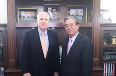 越南驻美国大使范光荣会见美国参议院军事委员会主席约翰·麦凯恩