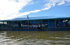  为旅柬越侨建设的洞里萨湖浮动学校正式落成