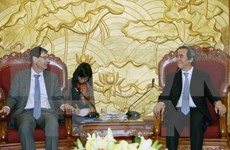 越共中央经济部部长阮文平会见国际货币资金组织专家