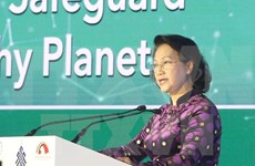 越南国会主席阮氏金银在“团结维护一颗健康的星球”讨论会上发言