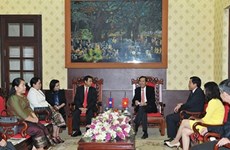 越南《人民报》社与老挝《人民报》社加强合作
