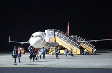 载运首批中国游客的航班从中国武汉直达越南大叻市