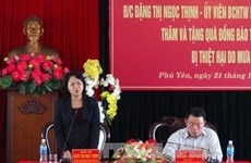 越南国家副主席走访慰问富安省洪水灾区灾民