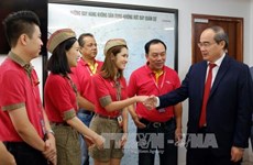 越南祖国阵线中央委员会主席阮善仁造访越捷航空股份公司