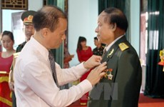 越南北件省援老志愿军和专家荣获老挝国家的勋章