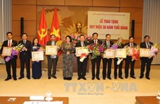 越南国会办公厅党部荣获30周年党龄党徽和纪念章